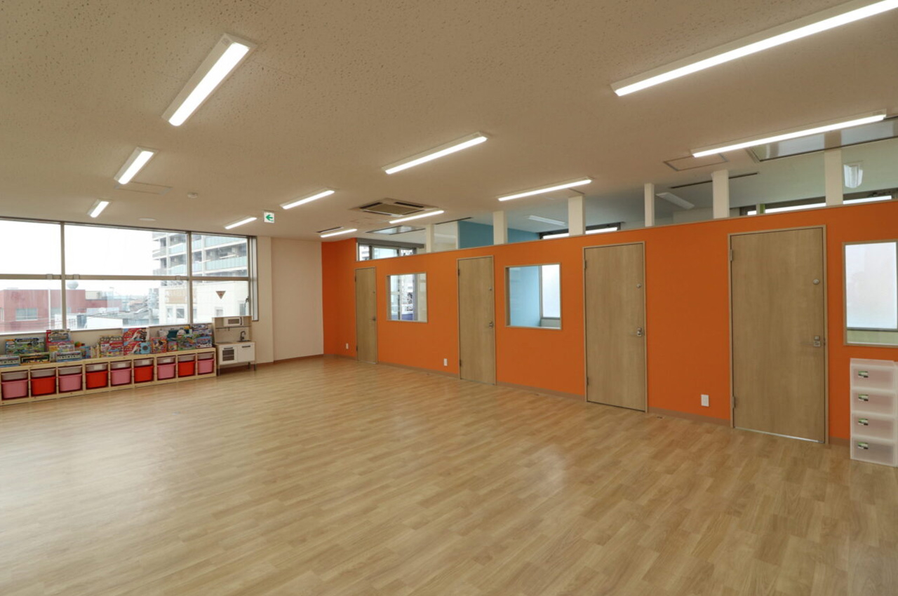 開放感のある広い教室